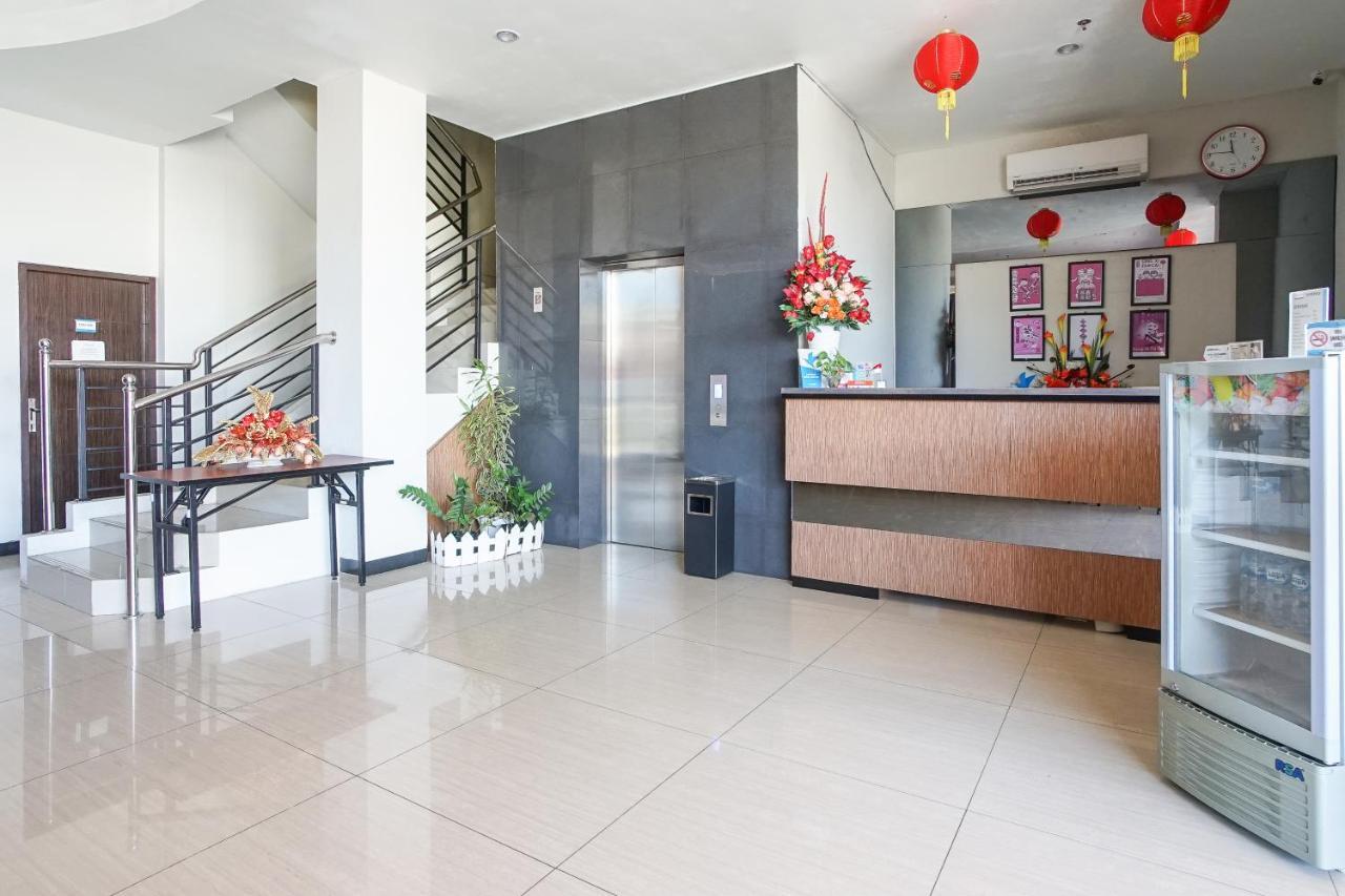 Hotel Royal Manado Exterior photo