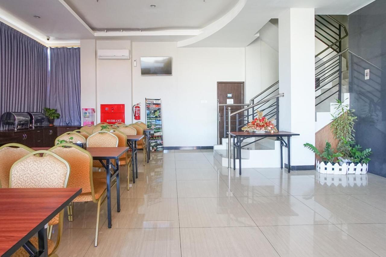 Hotel Royal Manado Exterior photo