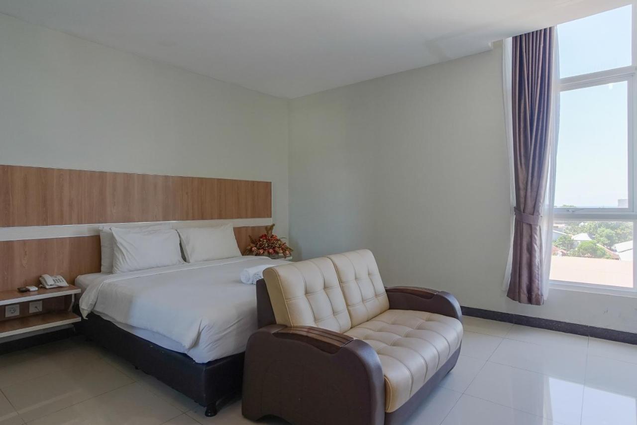 Hotel Royal Manado Exterior photo