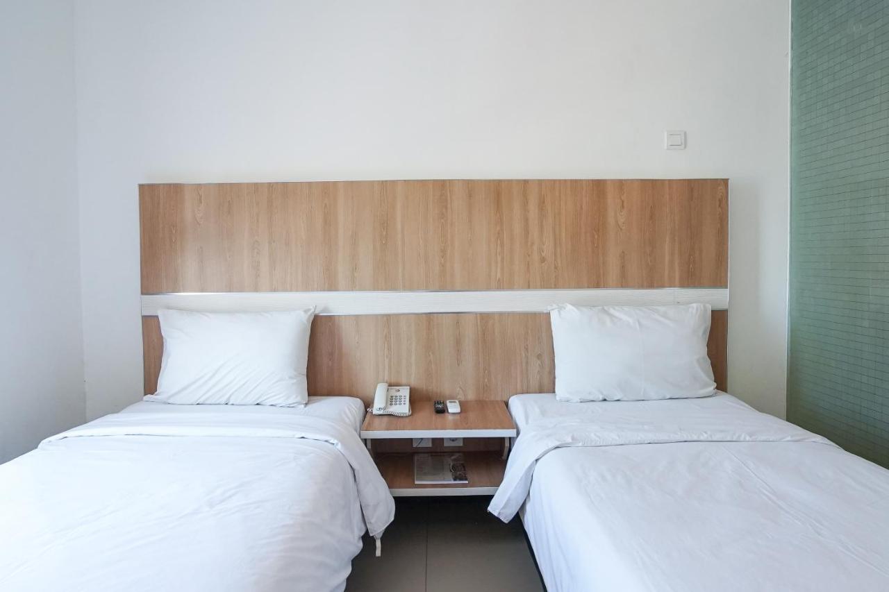 Hotel Royal Manado Exterior photo
